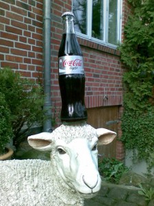 Schaf mit Coke